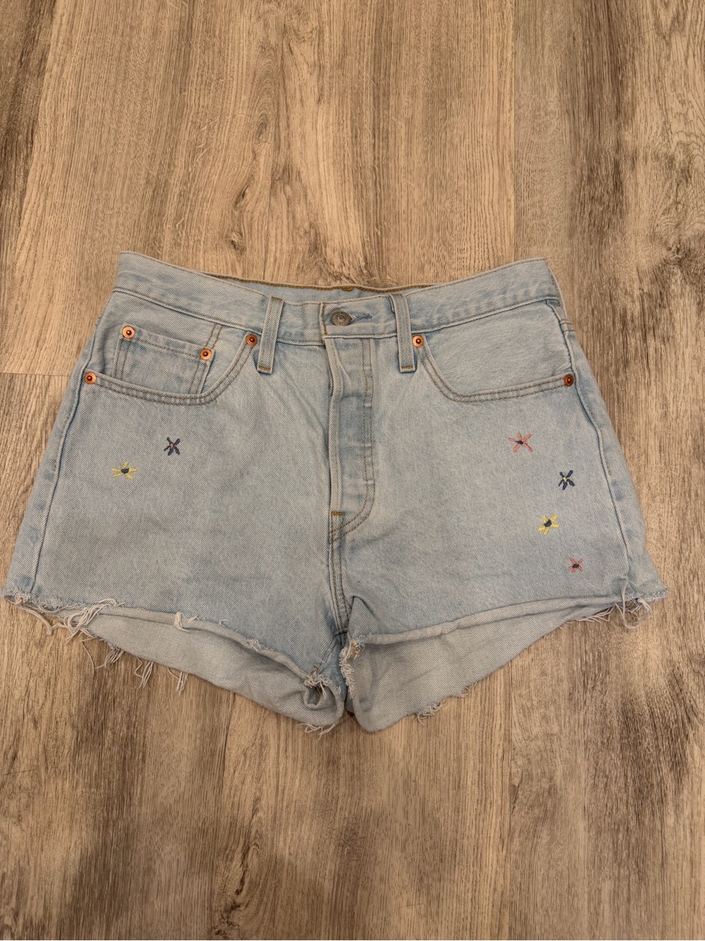 Leviโs 501 Light Wash Embroidered Cutoff Denim Shorts W28